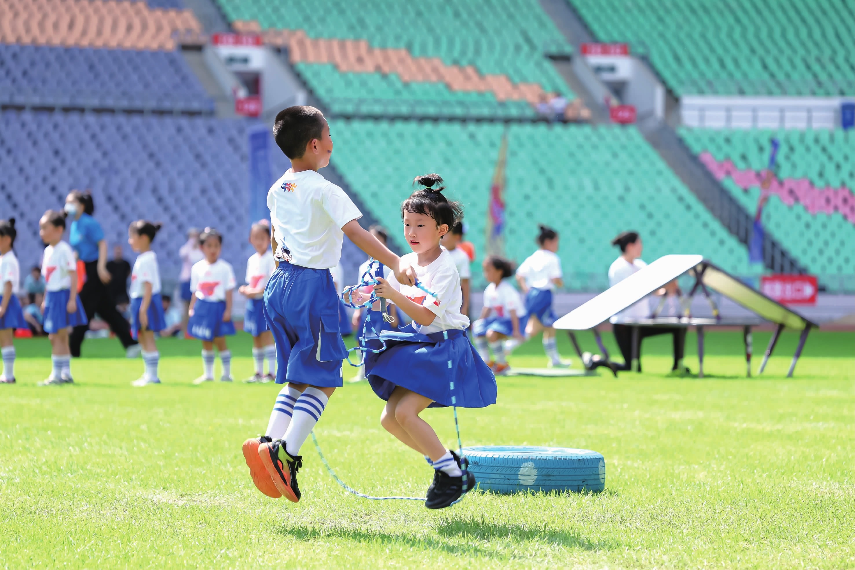 超远三分命中，全队抱头